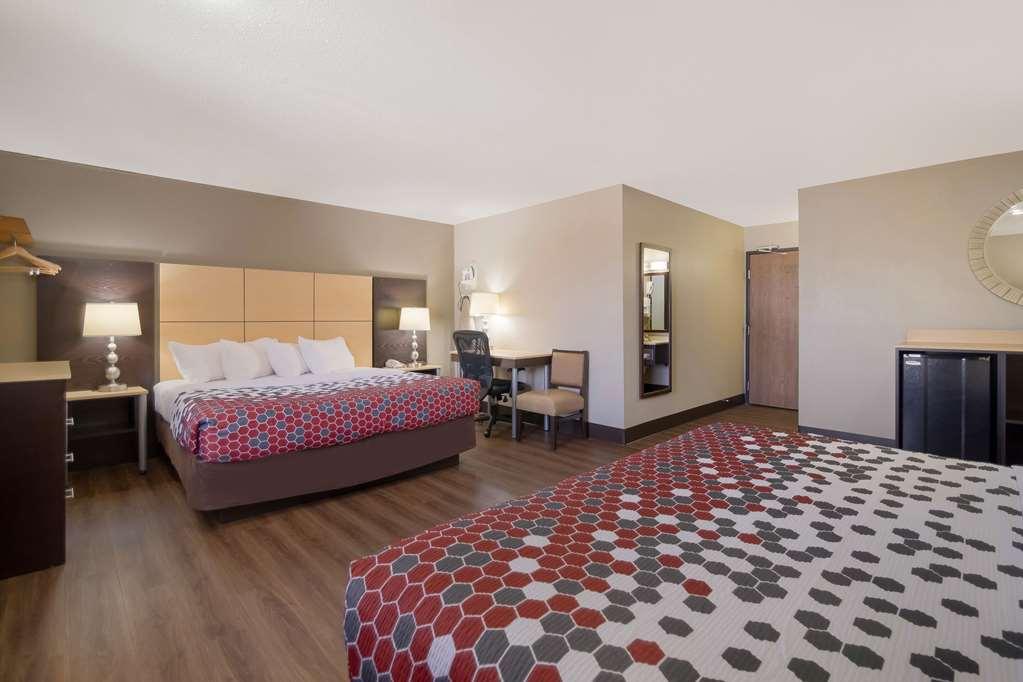 Econo Lodge Grand Forks Room photo