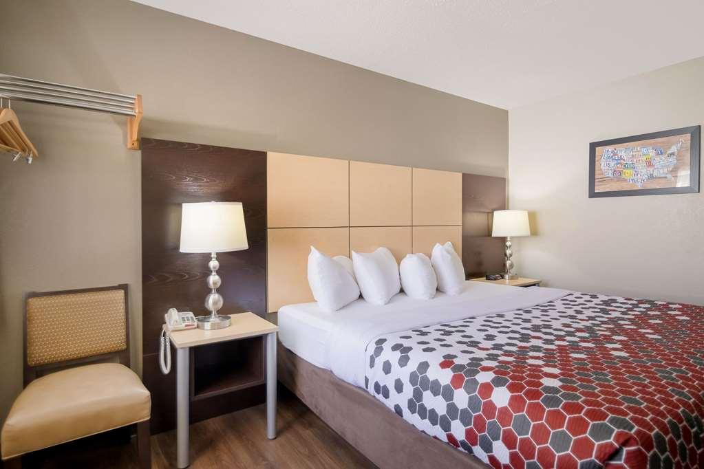 Econo Lodge Grand Forks Room photo
